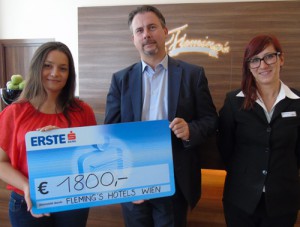 Scheckuebergabe_Flemings_Sommerfest2015