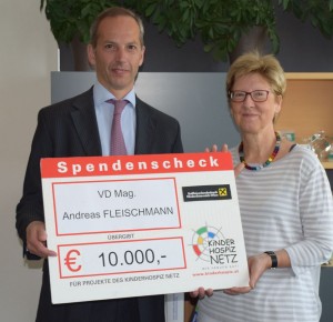  VD Mag. Andreas Fleischmann übergibt unserer Obfrau Sabine Reisinger den Spendenscheck höchstpersönlich